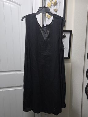 Gibson Latimer Black Sleeveless V-Neck Shift Dress
